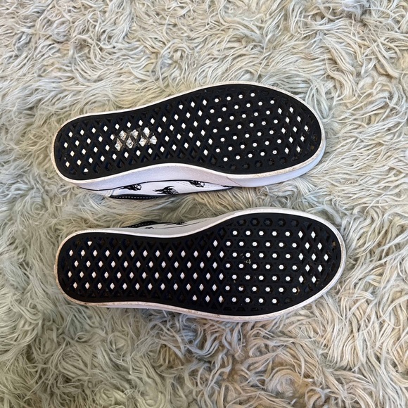 Vans comfy crush skull print sneakers. Women’s size 7.5 Men’s 6 - Picture 4 of 5